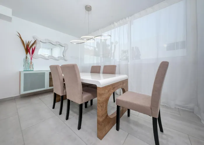 Будинок відпочинку Lanzarote 2 - Private Pool, Air-con And Bbq By Lanzarote Плайя-Бланка